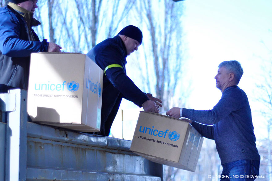 Personal de UNICEF revisando suministros con destino Kiev
