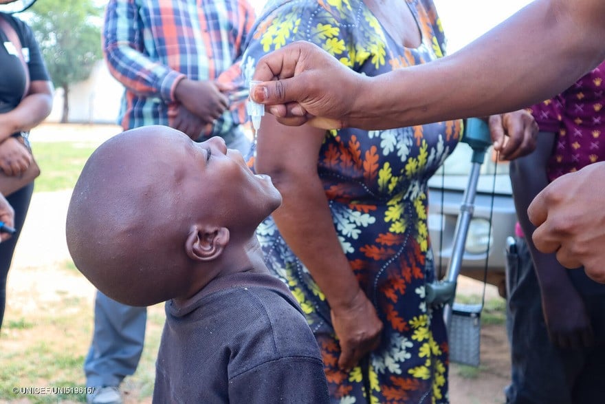 Un niño siendo vacunado contra el cólera en Zimbabwe