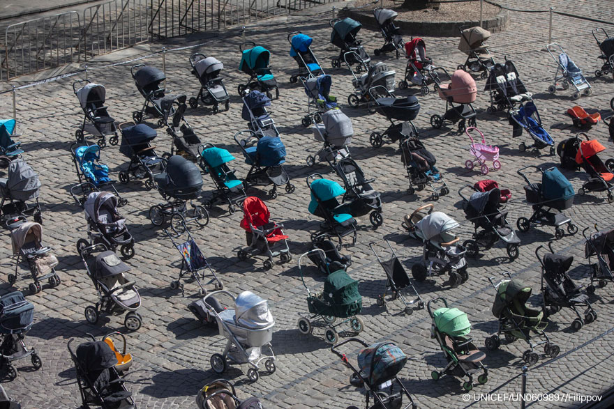 Carritos de bebé vacíos simbolizando los niños asesinados en Ucrania