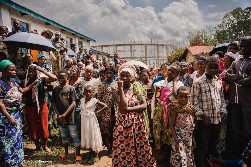 Distribución de artículos domésticos de primera necesidad en Minova, provincia de Kivu del Sur, RD del Congo, 16 de marzo de 2024.