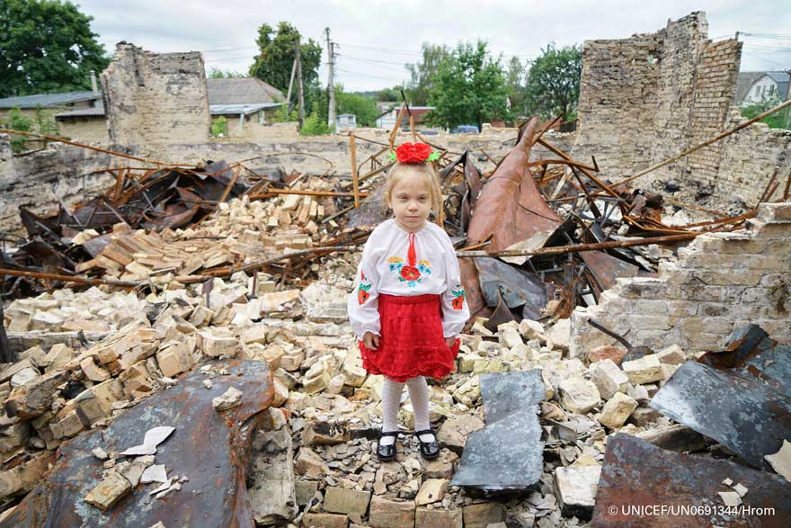 Una niña ucraniana rodeada de las ruinas de la que fue su escuela