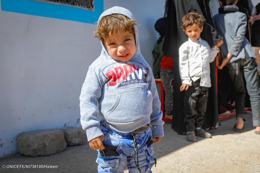 niño yemení esperando en un cantro de salud