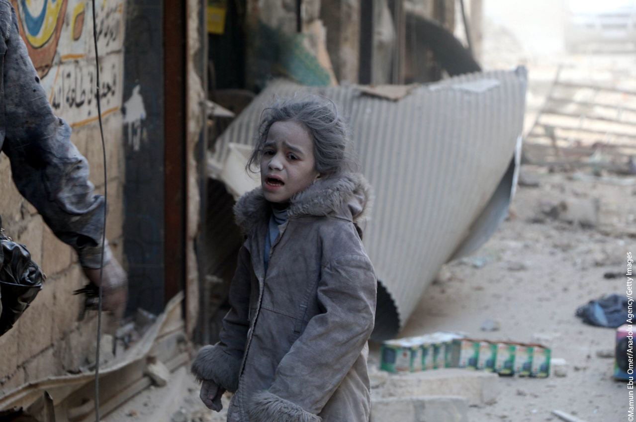 Niña herida tras un bombardeo en Alepo