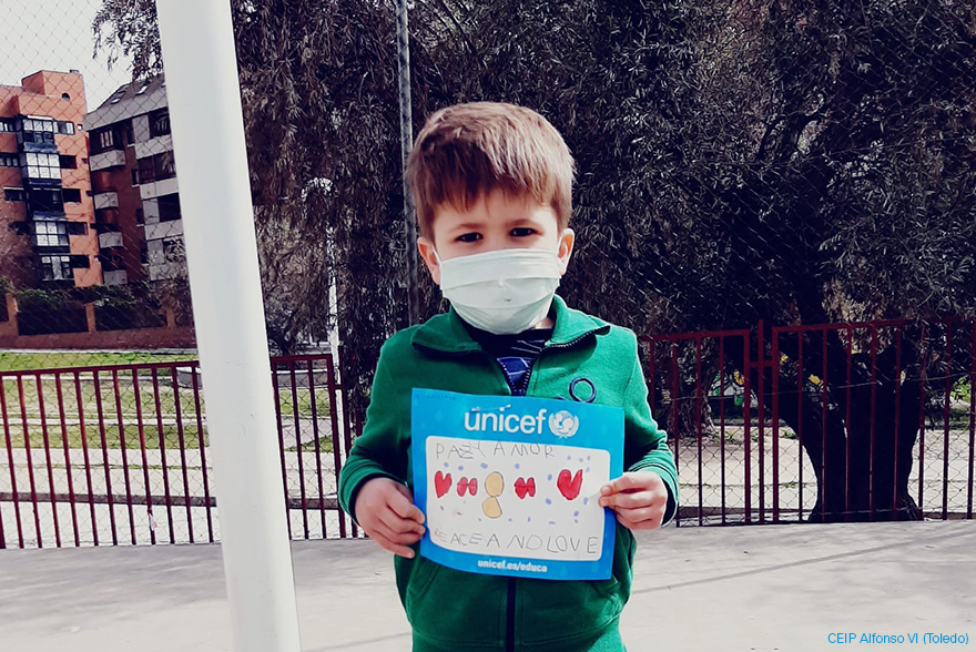 Un niño muestra su dorsal de la carrera de gotas de UNICEF
