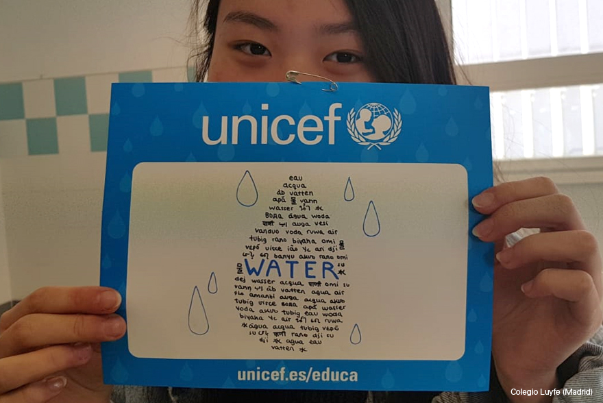 Una chica muestra su dorsal de la carrera de gotas de UNICEF