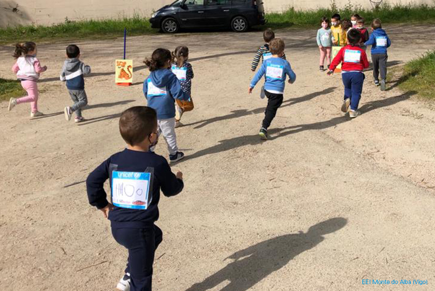Niños y niñas corren en una carrera de gotas de UNICEF llevando sus dorsales decorados