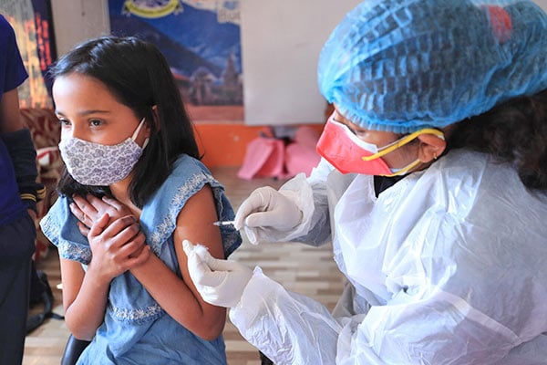 Imagen de una niña en el colegio