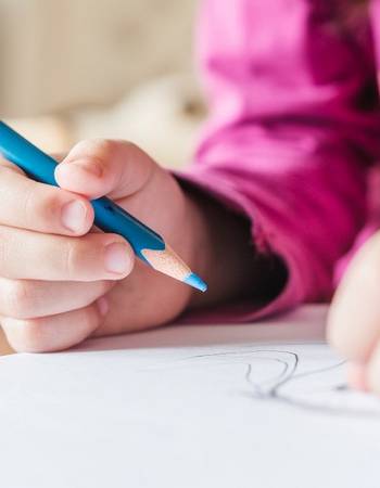 Imagen de recurso de una niña dibujando