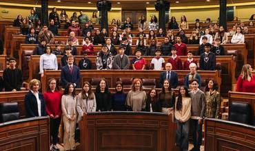 grupo de jóvenes en el Congreso de los diputados junto a ministros y ministras