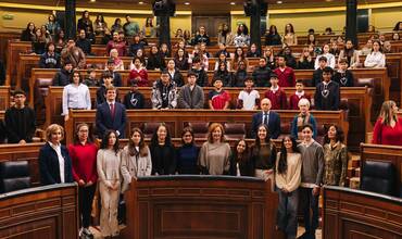 grupo de jóvenes en el Congreso de los diputados junto a ministros y ministras