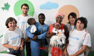 Inma, Maca, Carles y Casti, los cuatro socios de UNICEF España que viajaron a Costa de Marfil en 2024, junto a varias beneficiarias durante la misión.