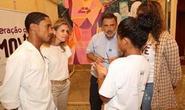 Georgina Flamme, directora de Fundación Abertis, y Chema Vera, director ejecutivo de UNICEF España, conocen los proyectos que apoya la alianza que mantienen ambas organizaciones en Brasil