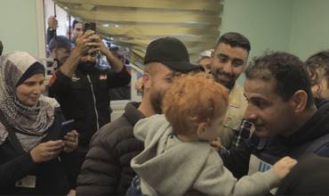 Gaza: bebés evacuados se reencuentran con sus padres