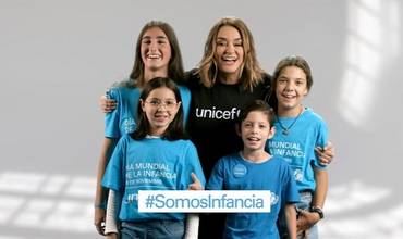 La presentadora de Canal Sur Toñi Moreno, junto a un grupo de niños y niñas