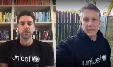 Pau Gasol y James Elder durante su conversación