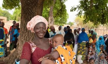 Fatimata y su bebé Aslam de 8 meses en Burkina Faso. 