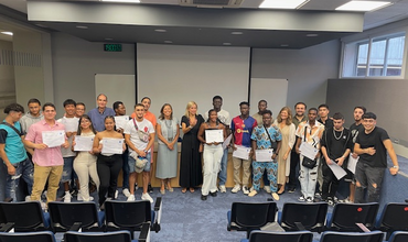 Jóvenes GenU recibiendo diplomas