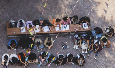 Vista aérea de niños y niñas en el patio de un colegio