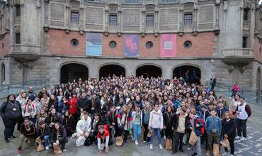 gran grupo de adolescentes en una plaza española
