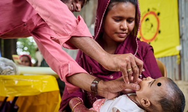 Bebé recibe una vacuna en Bangladesh