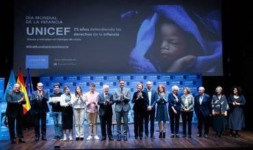 Foto familia libro 75 años UNICEF
