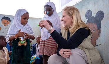 La directora ejecutiva de UNICEF visita el Sahel mientras la inseguridad y los desplazamientos siguen afectando a la infancia