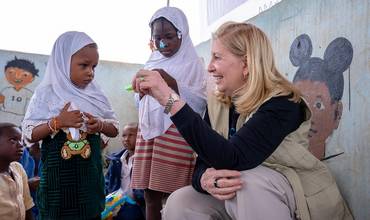 La directora ejecutiva de UNICEF visita el Sahel mientras la inseguridad y los desplazamientos siguen afectando a la infancia