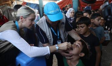 Personal de UNICEF vacuna a niños y niñas en Palestina