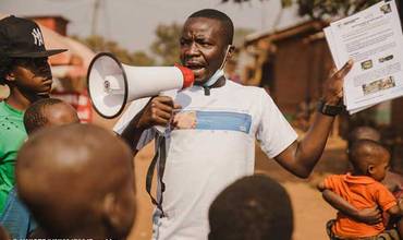 Un agente comunitario difunde información sobre el brote de mpox a su comunidad en República Democrática del Congo