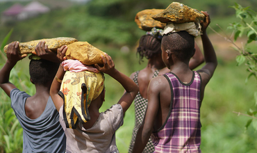 Niñas en Sierra leona trabajando
