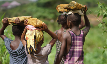 Niñas en Sierra leona trabajando