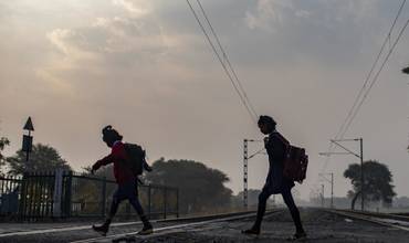 Niños caminan hacia la escuela.
