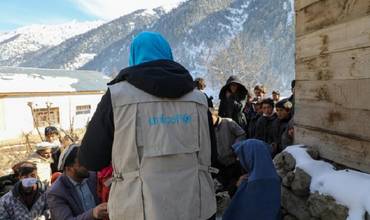 Afganistán: prohibir a las mujeres afganas trabajar con Naciones Unidas costará vidas de niños 
