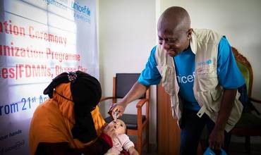 El programa de inmunización infantil llega a los niños rohingya en la isla de Bhasan Char