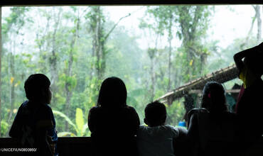 niños y niñas a contraluz en la selva