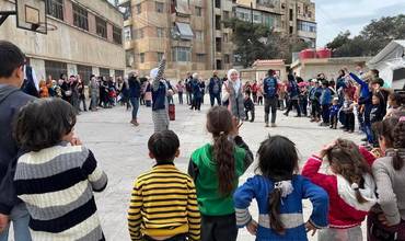 Voluntarios apoyados por UNICEF llevan a cabo primeros auxilios psicológicos y actividades recreativas para los niños afectados por el terremoto en una escuela convertida en refugio colectivo en la ciudad de Alepo, Siria, el 8 de marzo de 2023.