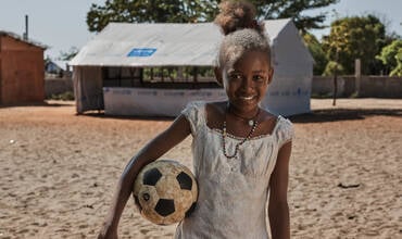 Rela con su balón en un espacio temporal apoyado por UNICEF.