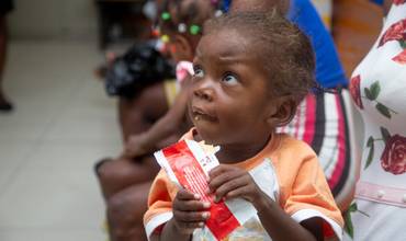 Una niña recibe alimento terapéutico listo para usar.
