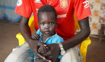 Hana, 20 meses, recibe la vacuna contra el sarampión en Sudán.