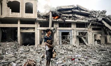 En el corazón de la devastación del barrio de Tal al-Hawa, en la ciudad de Gaza, Karim, de 15 años, contempla su barrio destruido mientras abraza a su gato.