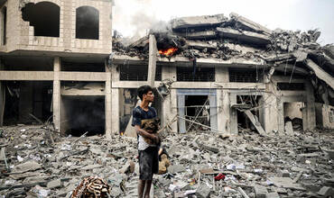 En el corazón de la devastación del barrio de Tal al-Hawa, en la ciudad de Gaza, Karim, de 15 años, contempla su barrio destruido mientras abraza a su gato.