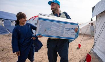 Personal de UNICEF entrega suministros de primera necesidad a los afectados por el terremoto
