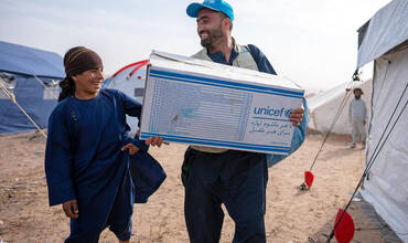 Personal de UNICEF entrega suministros de primera necesidad a los afectados por el terremoto