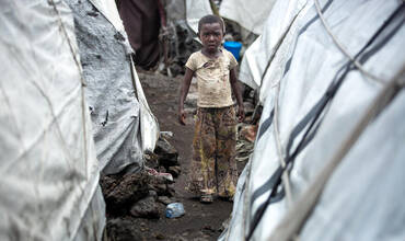 Un niño desplazado entra en un refugio improvisado en el asentamiento de desplazados internos de Lushagala, en la provincia de Kivu Norte