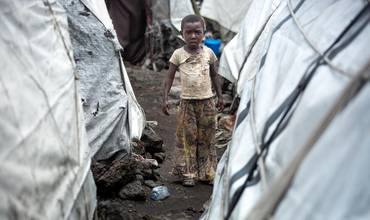Un niño desplazado entra en un refugio improvisado en el asentamiento de desplazados internos de Lushagala, en la provincia de Kivu Norte