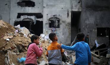 Una niña con malnutrición recibe alimentos tras las inundaciones en Etiopía