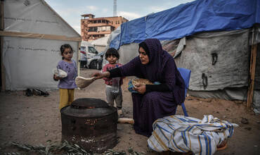 Una madre cocina para sus hijos el poco alimento que tiene en la Franja de Gaza