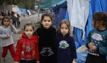 Niños en el campamento informal de Narlica, en Hatay, tras los dos devastadores terremotos que asolaron el sureste de Turquía.