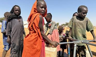 El 3 de febrero de 2024, unos niños recogen agua en un pozo de UNICEF dentro del asentamiento de refugiados de Adré, en Chad.