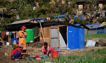 El 2 de febrero de 2024, unos lugareños se lavan frente a un retrete provisional instalado con ayuda de UNICEF en una comunidad afectada por el terremoto, el municipio de Nalgad, en el distrito de Jajarkot, al oeste de Nepal.